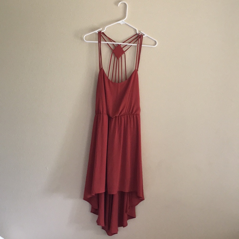Elegant summer dress with detailed straps.
